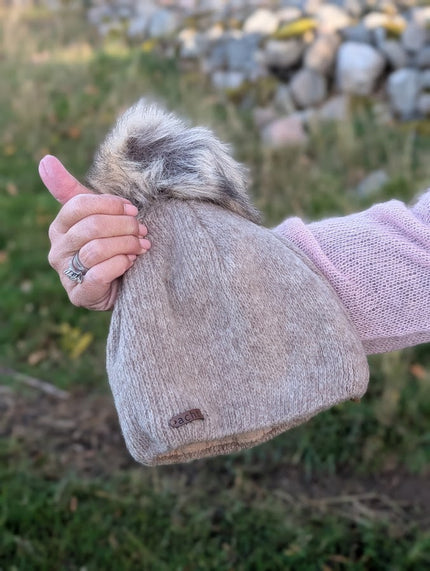 Stickad mössa med avtagbar tofs, Achti