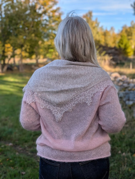 Stickad scarf med spets