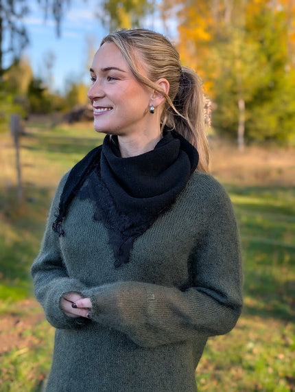 Stickad scarf med spets