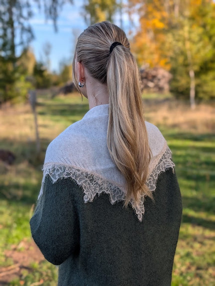 Stickad scarf med spets