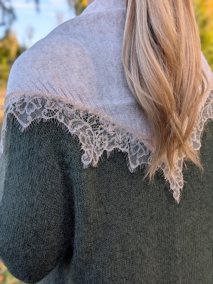 Stickad scarf med spets