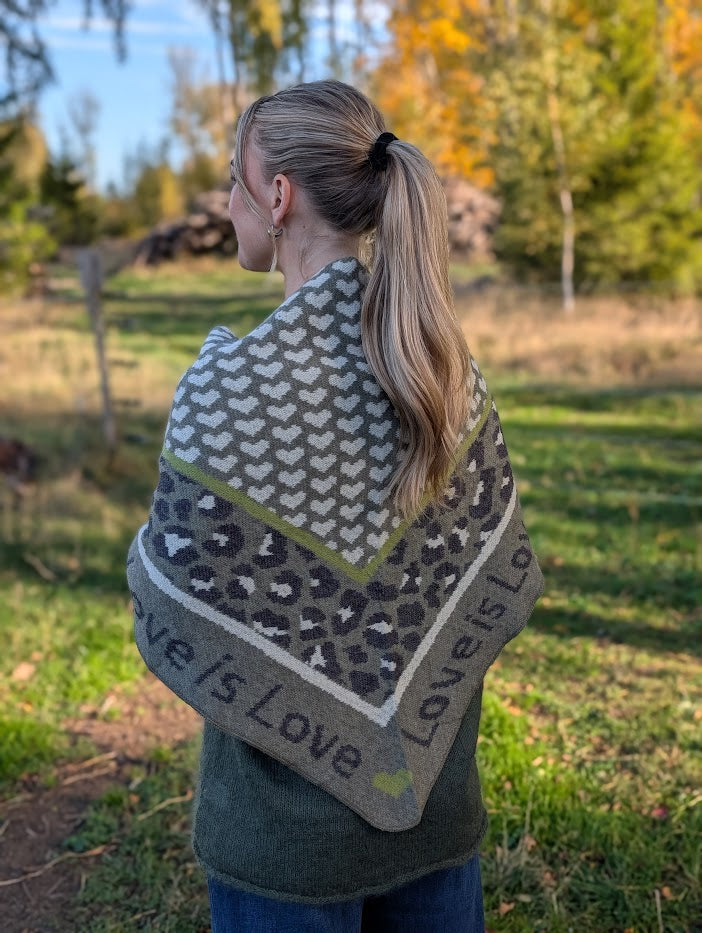 Stickad scarf 'Love'