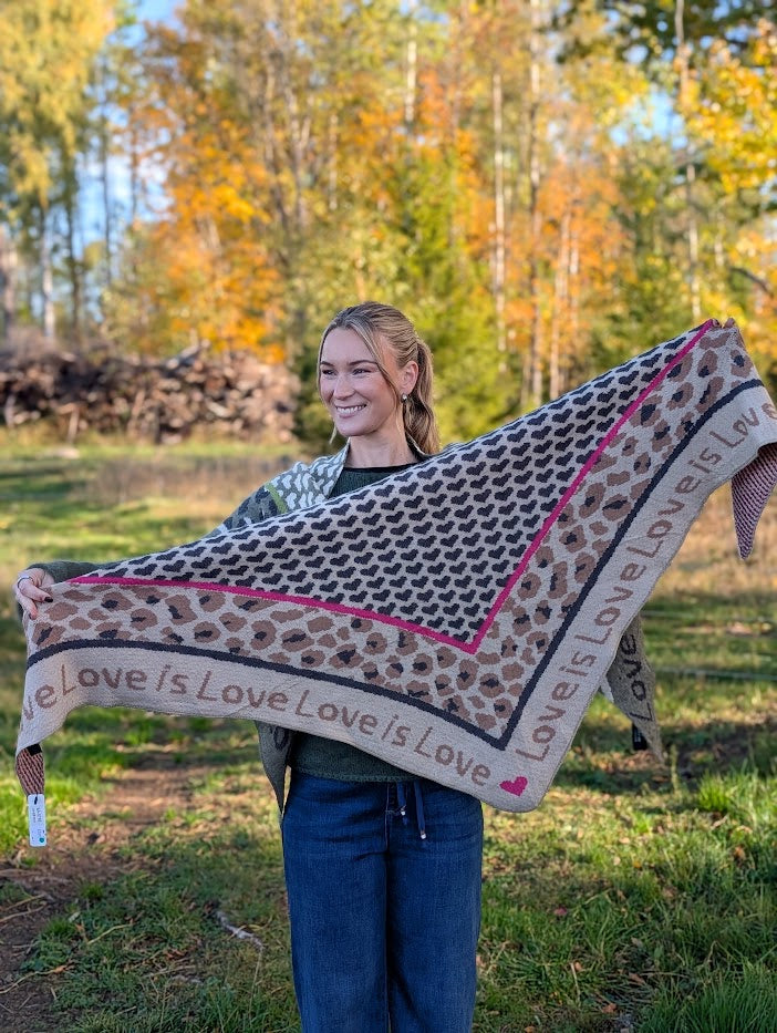 Stickad scarf 'Love'