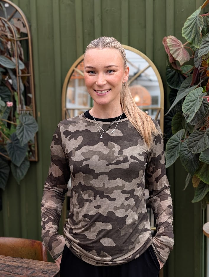 Mjuk långärmad topp med kamouflagemönster, Mix By Heart