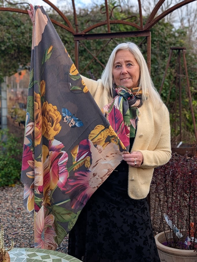 Storblommig scarf i härliga färger, 7east
