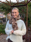 Fluffig halsduk med ögla