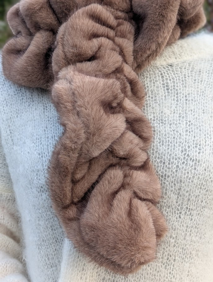 Fluffig halsduk med ögla