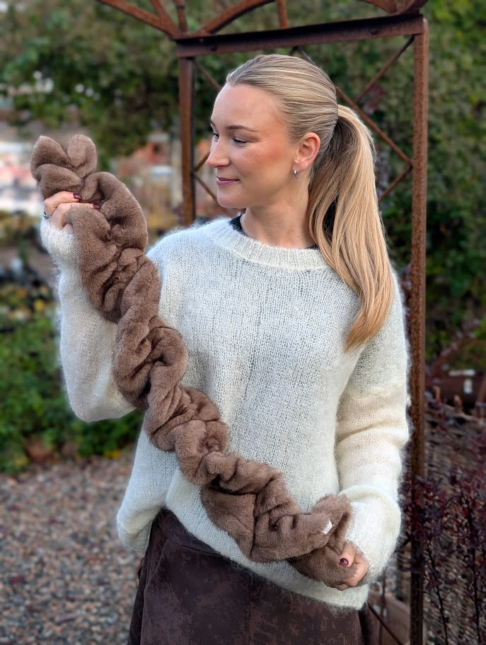Fluffig halsduk med ögla