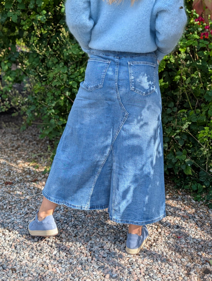 Lång jeanskjol med sömdetaljer,