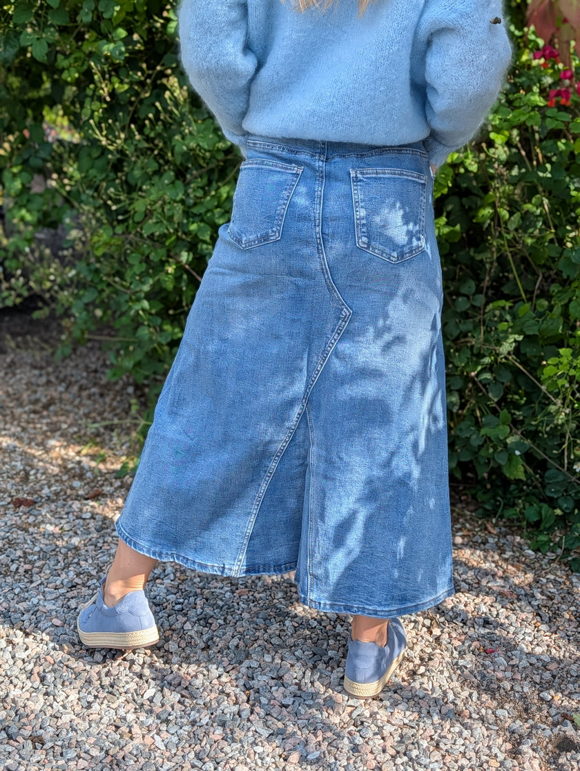 Lång jeanskjol med sömdetaljer,