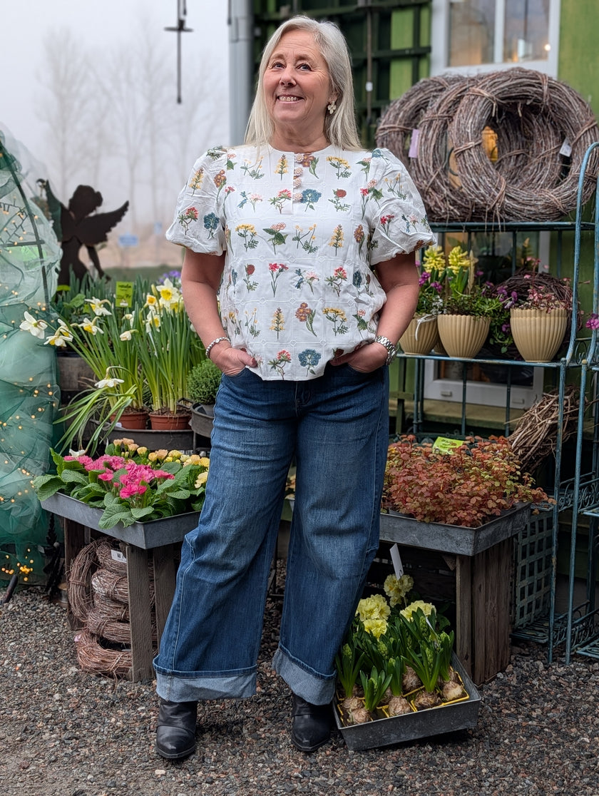 Blus med puffärm och botaniskt blomsterbroderi, Ackleja