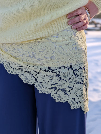 Sjal i spets, trekant, Camicia