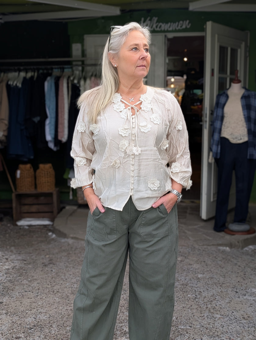 Blus med utanpåliggande blommor, CosyHouse