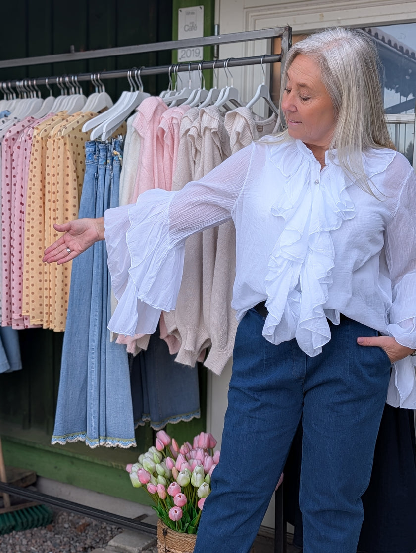 Blus 'Maja' vit, med krås och volangärm, Gemini