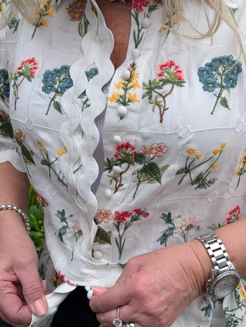 Kofta/klänning med botaniskt blomsterbroderi, Ackleja