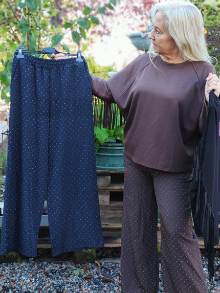 Byxa med glittrande stenar, Minou