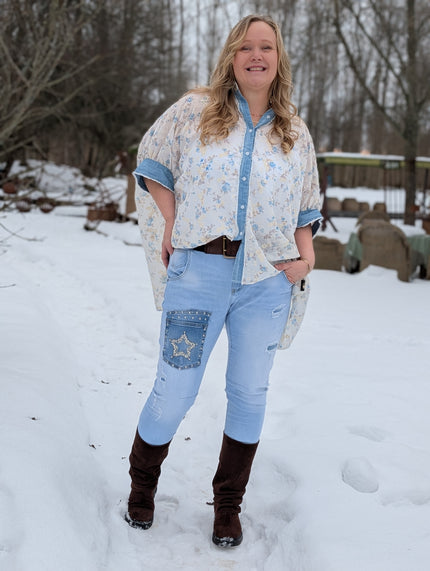 Skjorta vit oversize med blommor, Qnuz