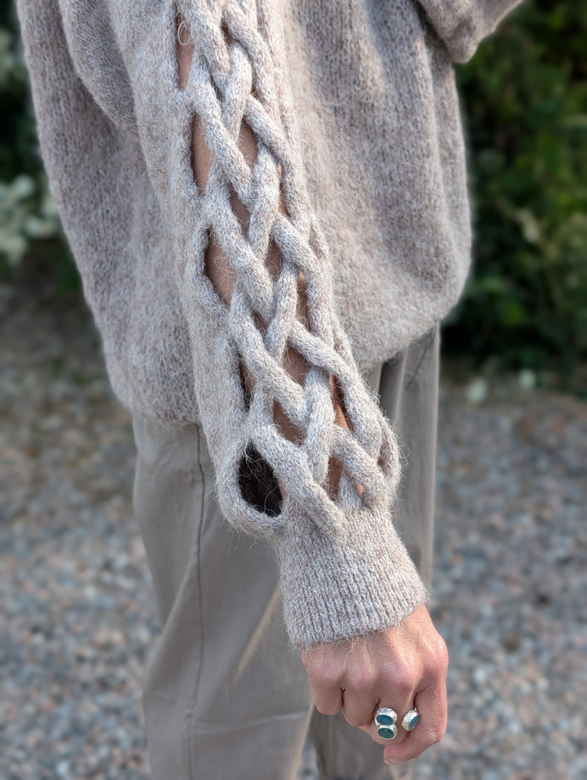 Stickad tröja med flätad ärm, Camicia