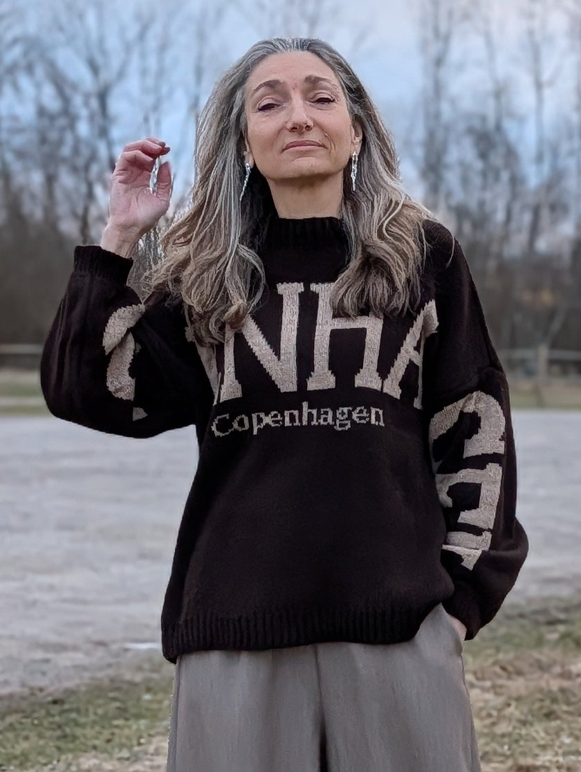 Tröja, stickad brun med text, Marta