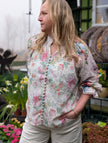 Blus med blommor, många knappar, lång ärm med volang, Ackleja
