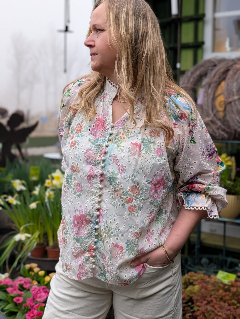 Blus med blommor, många knappar, lång ärm med volang, Ackleja