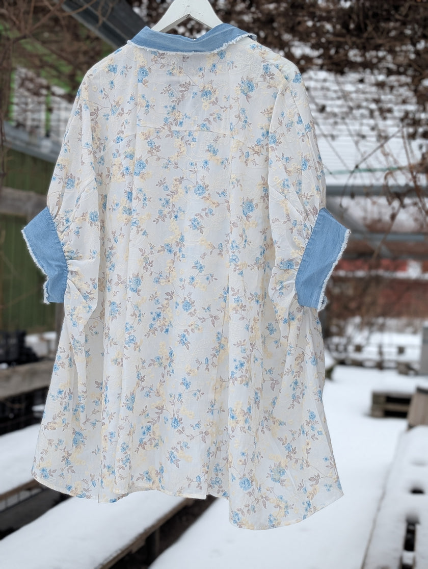 Skjorta vit oversize med blommor, Qnuz