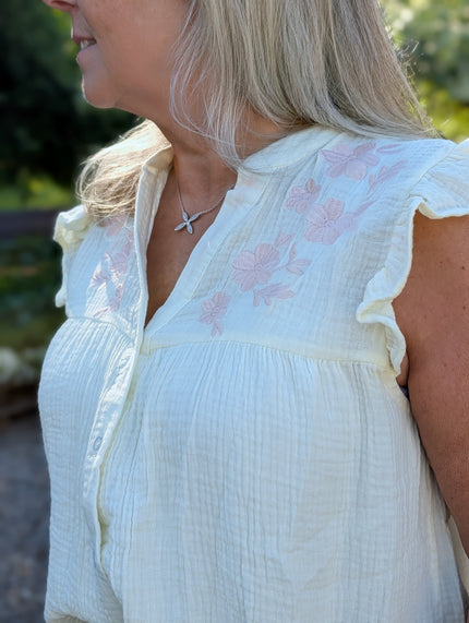 Blus med broderade blommor, Qnuz