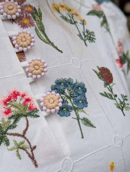 Blus med puffärm och botaniskt blomsterbroderi, Ackleja