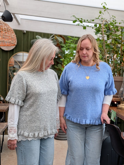 Topp, stickad med volangkanter, Marta