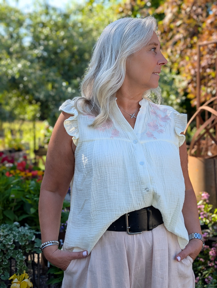 Blus med broderade blommor, Qnuz