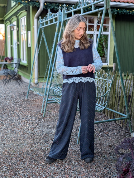 Byxa med glittrande stenar, Minou