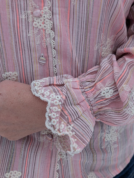 Blus rosa med ränder, brodyr och spetsdetaljer