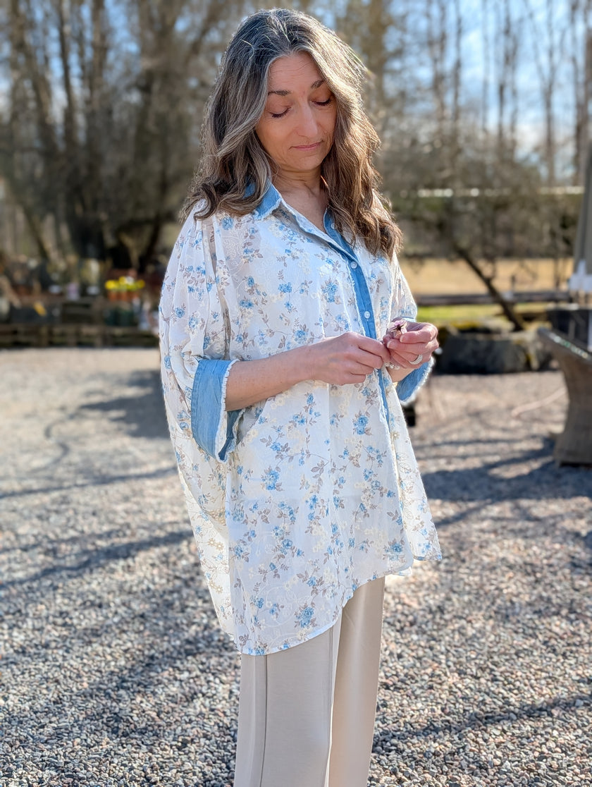 Skjorta vit oversize med blommor, Qnuz