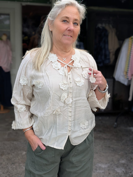 Blus med utanpåliggande blommor, CosyHouse