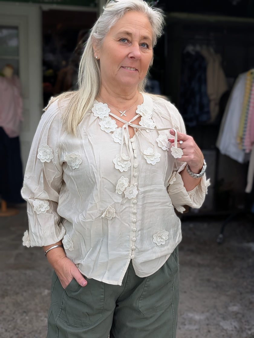 Blus med utanpåliggande blommor, CosyHouse