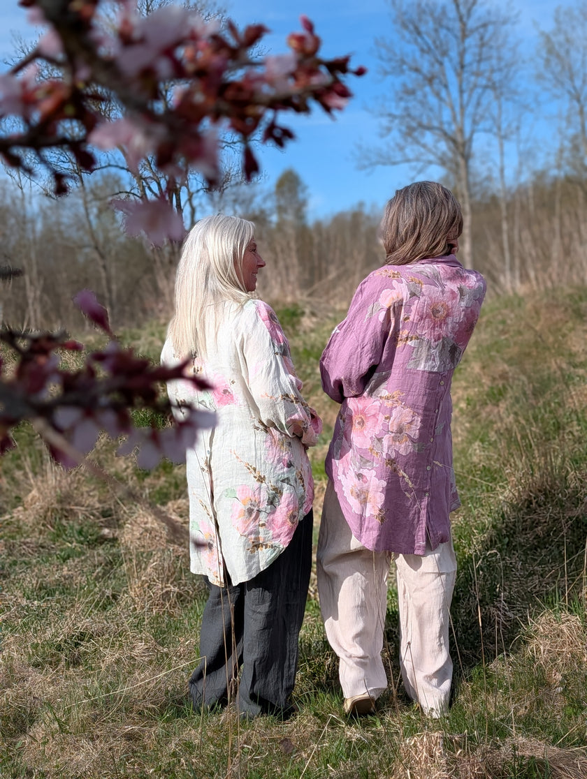 Skjorta i linne, storblommig 'Lela', knappar bak, Reunion