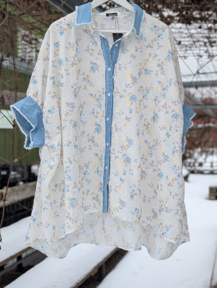 Skjorta vit oversize med blommor, Qnuz