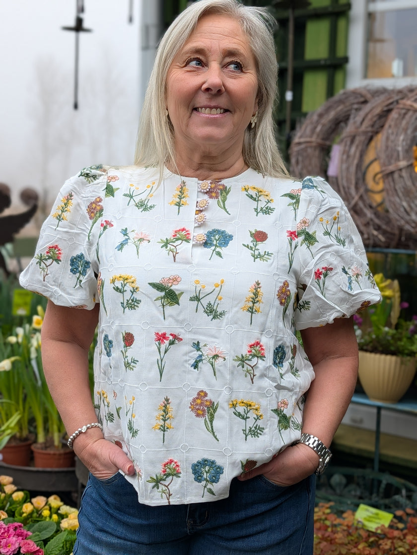 Blus med puffärm och botaniskt blomsterbroderi, Ackleja