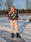 Byxa med nitar på fickorna, Gemini