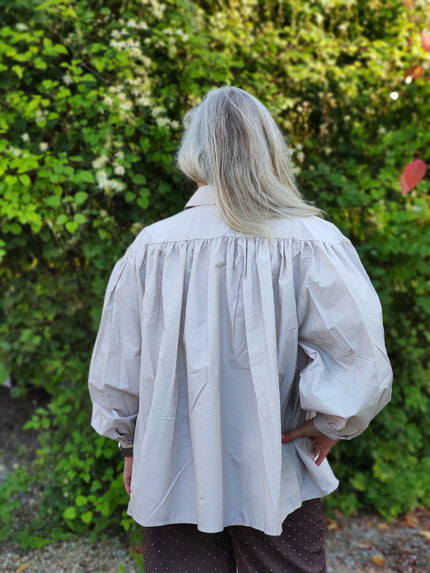 Blus med vidd, Minou