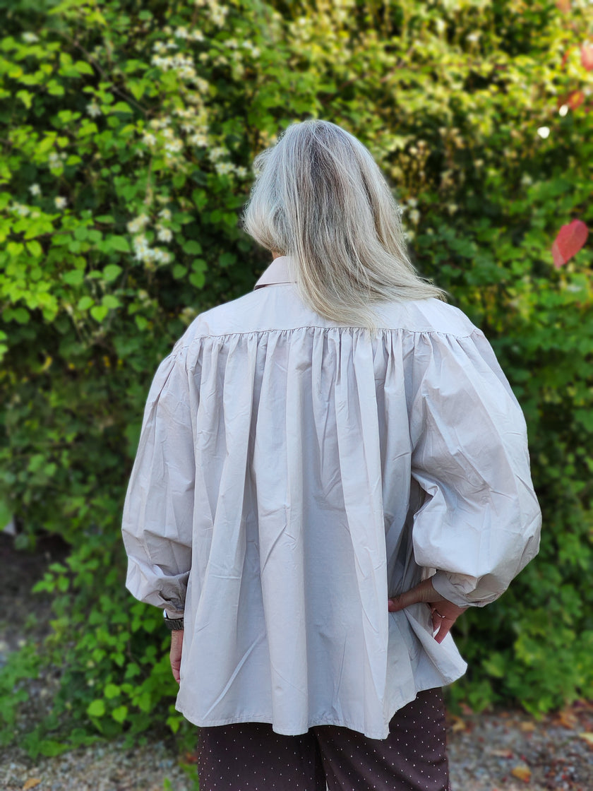 Blus med vidd, Minou