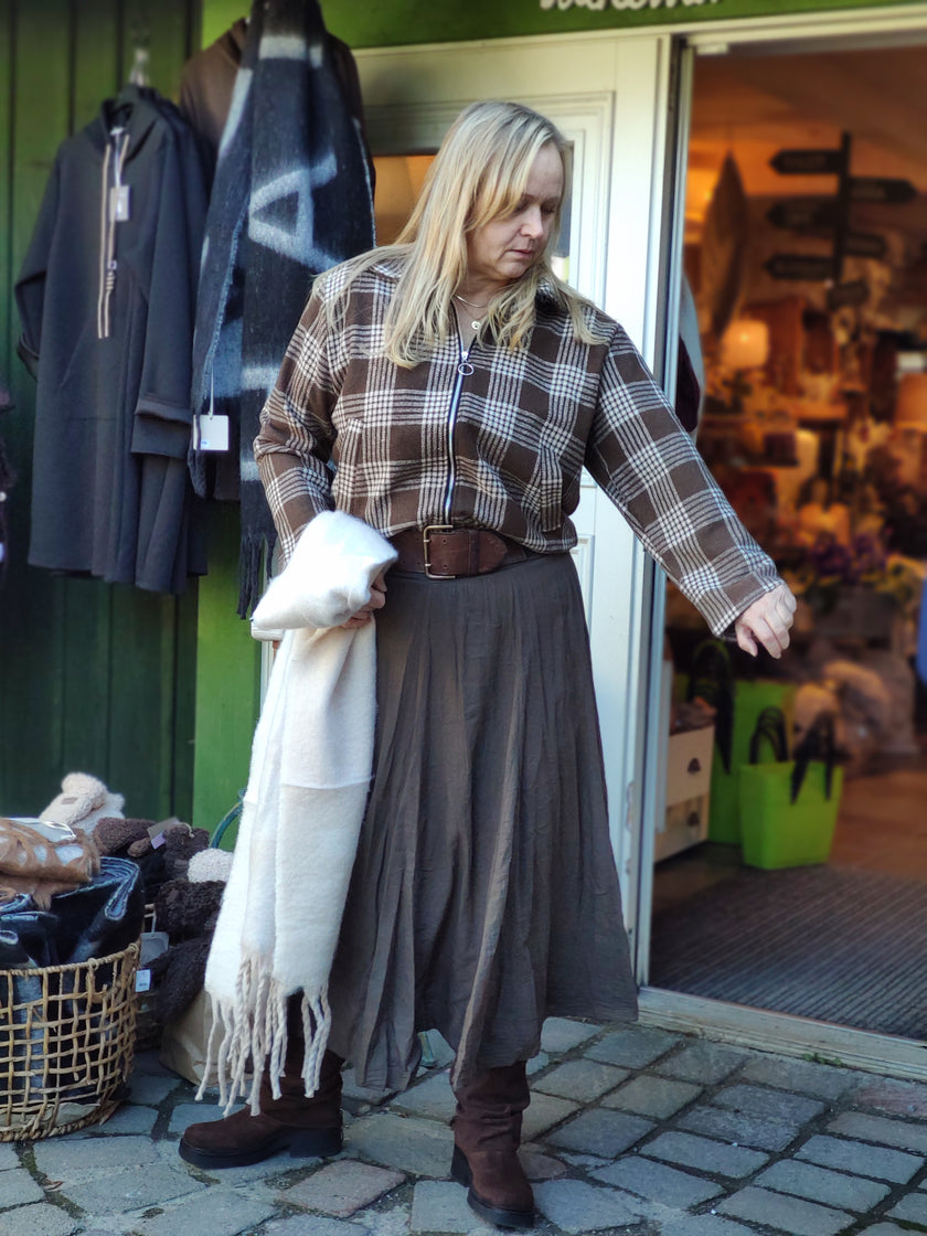 Jacka, tröja. Rutig med dragkedja. Buller