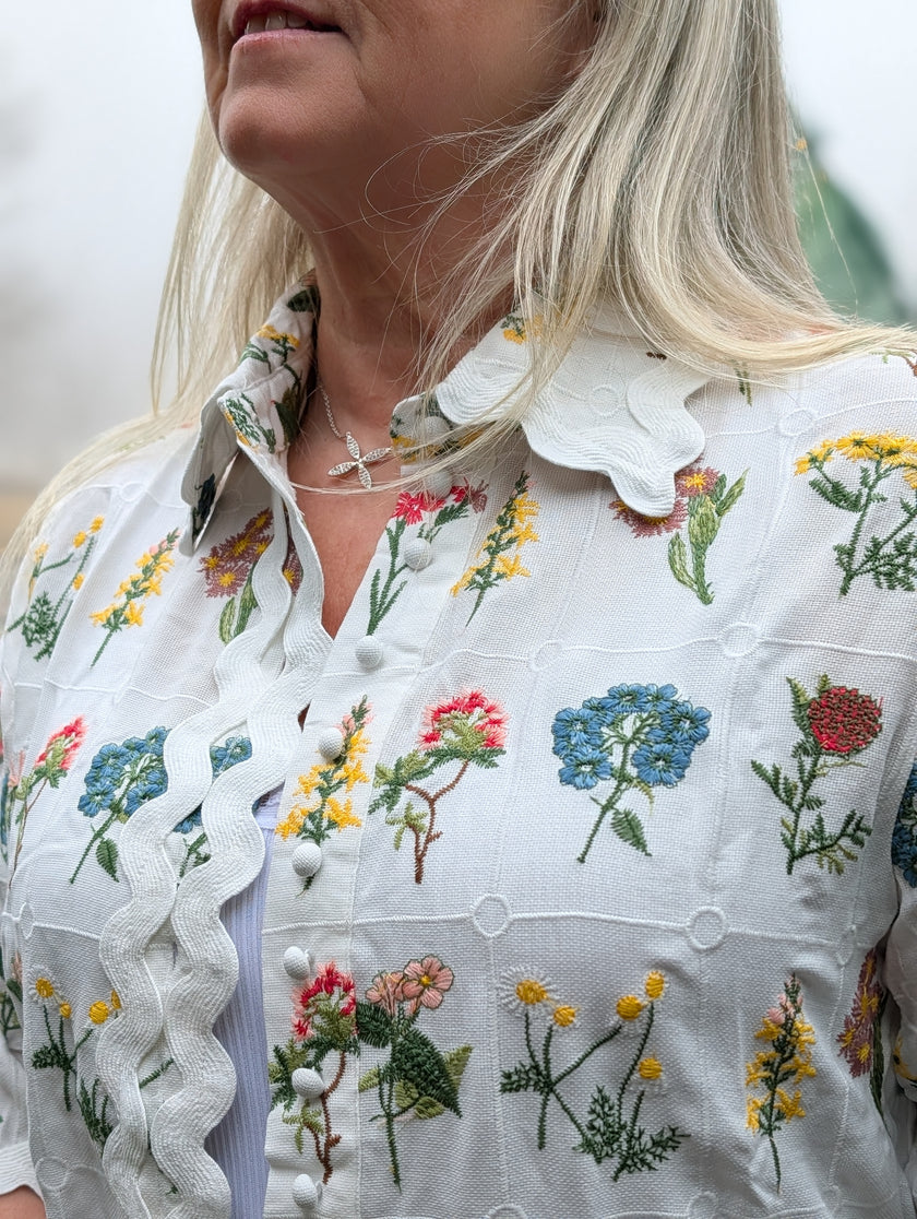 Kofta/klänning med botaniskt blomsterbroderi, Ackleja