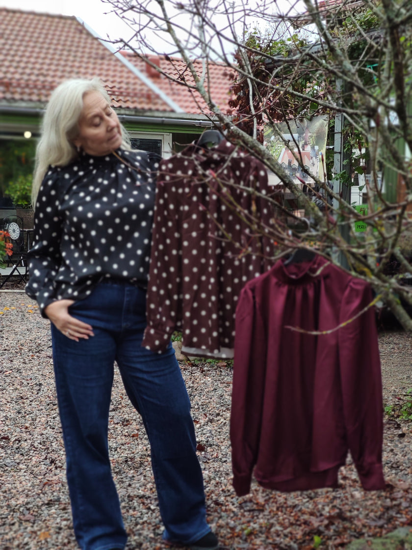 Blus med halvkrage, Jörlevik