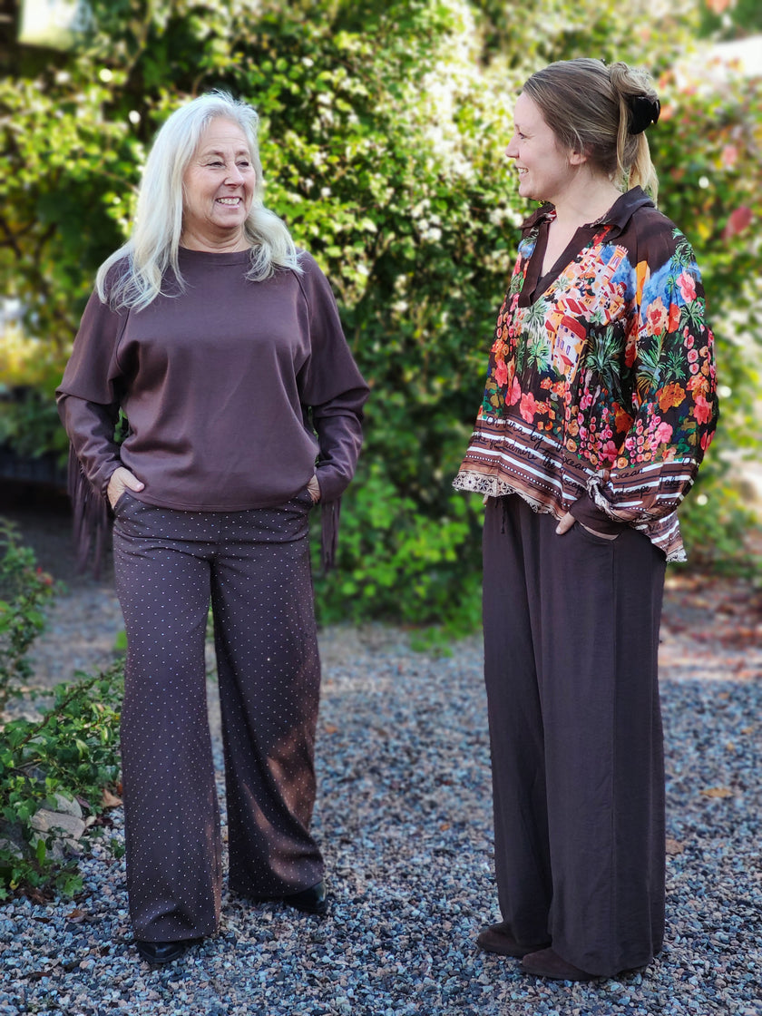 Byxa med glittrande stenar, Minou