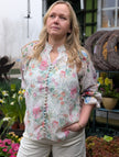 Blus med blommor, många knappar, lång ärm med volang, Ackleja