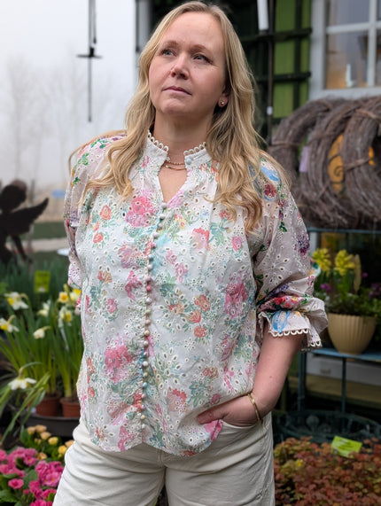 Blus med blommor, många knappar, lång ärm med volang, Ackleja