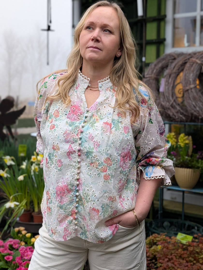 Blus med blommor, många knappar, lång ärm med volang, Ackleja