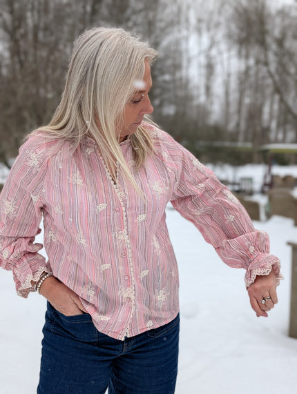 Blus rosa med ränder, brodyr och spetsdetaljer