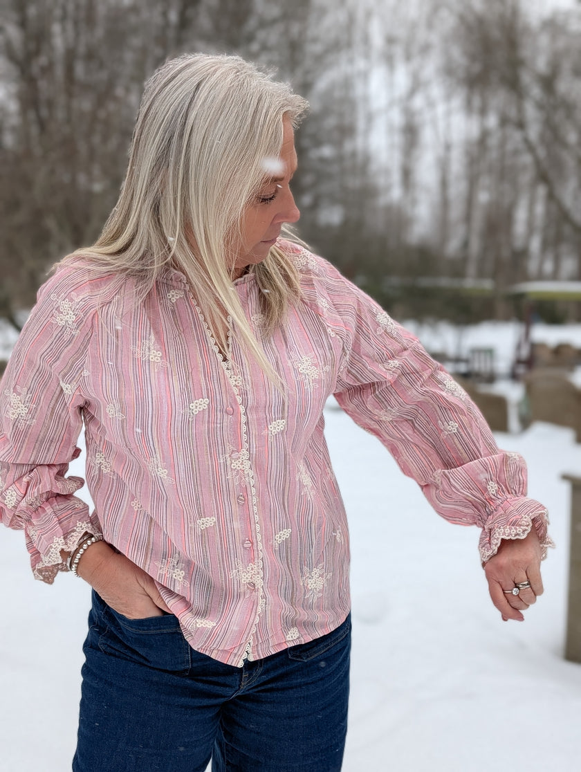 Blus rosa med ränder, brodyr och spetsdetaljer